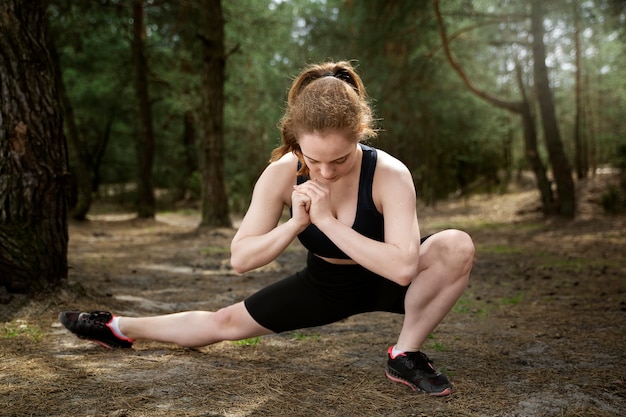 Photo gratuite coup complet femme faisant du sport en plein air