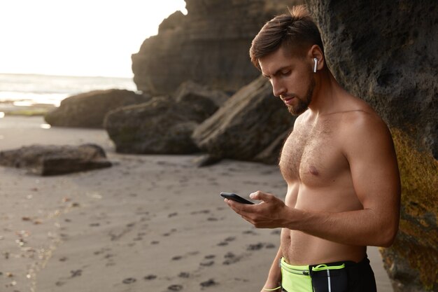 Coup de côté de messages sportifs sérieux sur téléphone intelligent, jogging en plein air