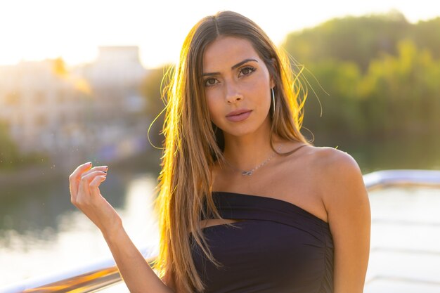 Coup de focus peu profond d'une jeune femme de race blanche debout sur un pont