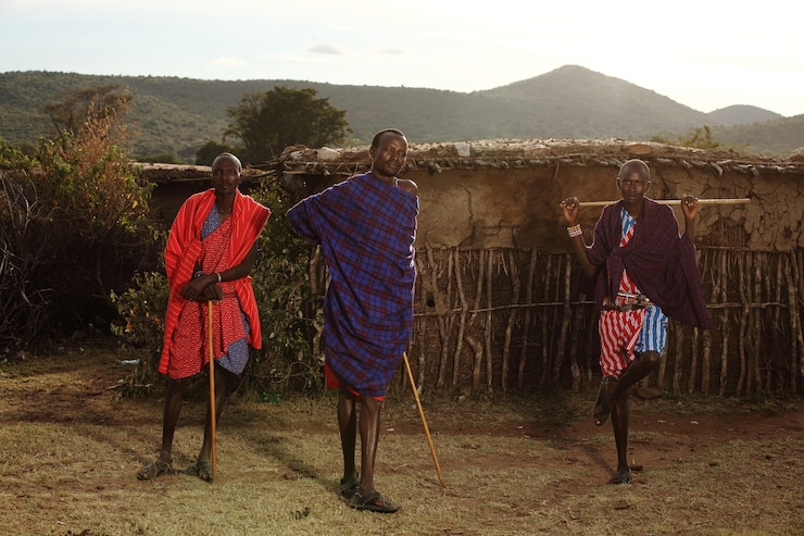 Photo gratuit coup de focus peu profond de trois hommes africains tenant des bâtons