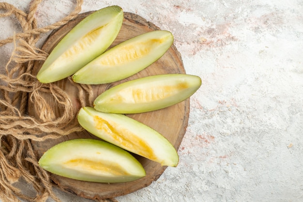 Coup de frais généraux de melons et de corde sur un sol en marbre hite