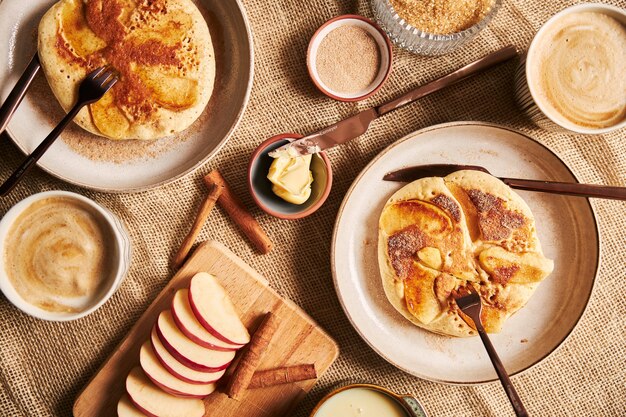 Coup de frais généraux de pommes crêpes aux pommes café et autres ingrédients sur une table