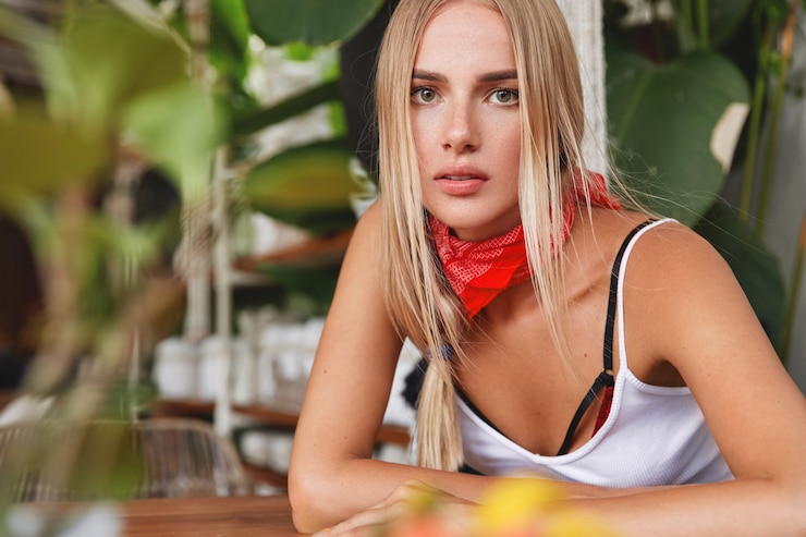 Photo gratuit coup franc du beau modèle féminin mystérieux avec une apparence agréable