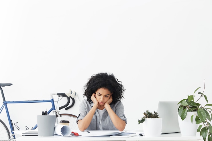 Photo gratuit coup franc d'une femme architecte à la peau foncée bouleversée ressentant le stress