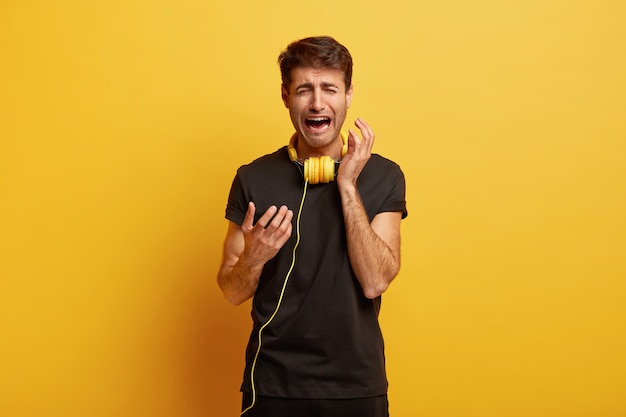 Coup franc d'un homme triste bouleversé qui fait des gestes et pleure, a des problèmes avec la technologie