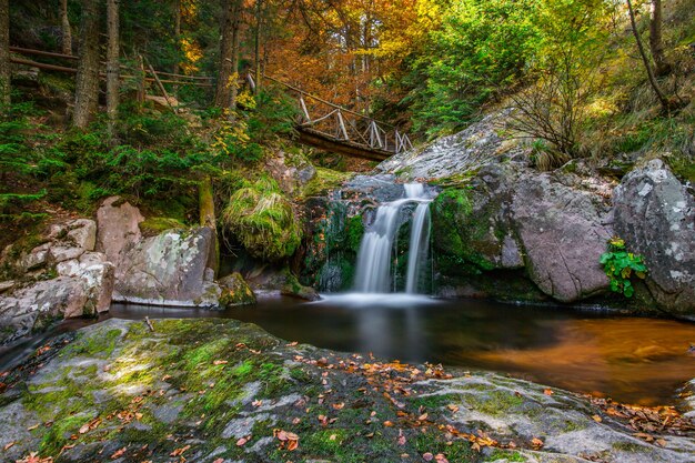 Coup hypnotisant d'une belle cascade dans la montagne des Rhodopes