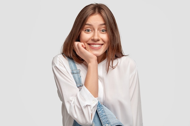 coup de jolie femme caucasienne tient le menton avec la main