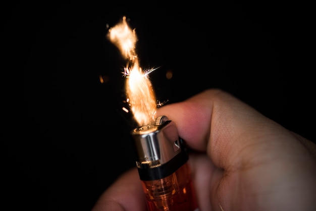 Coup de macro de la main tenant un briquet