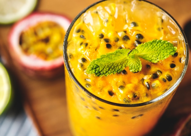 Coup de macro de smoothie aux fruits de la passion frais