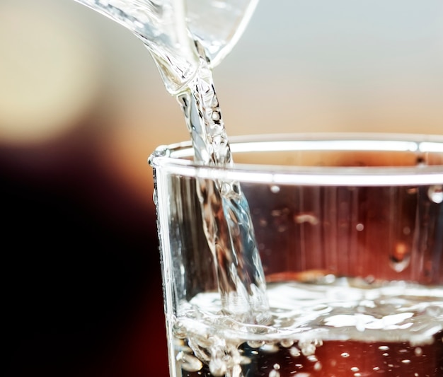 Coup de macro de verser de l&#39;eau dans un verre