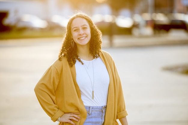 Coup de mise au point peu profonde d'une jolie femme blanche souriante