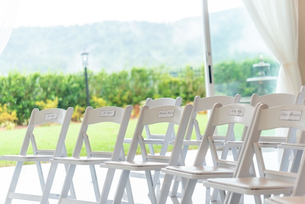 Photo gratuite coup de mise au point peu profonde de rangées de chaises avec un arrière-plan flou