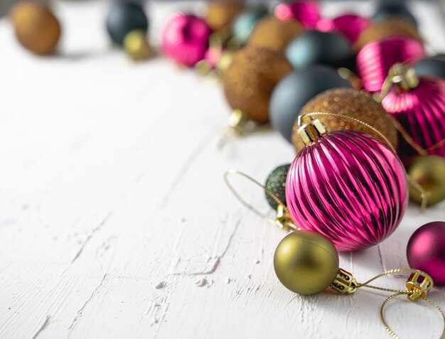 Coup de mise au point sélective de boules dorées et violettes dans une composition de coin de Noël