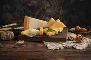 Photo gratuite coup de mise au point sélective d'un délicieux plateau de fromages sur la table avec des noix dessus