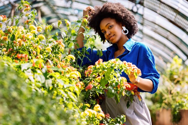 Coup de mise au point sélective d'une femme afro-américaine dans le jardin