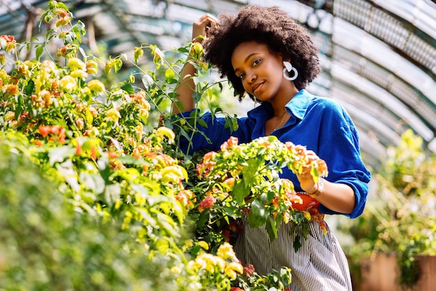 Coup de mise au point sélective d'une femme afro-américaine dans le jardin