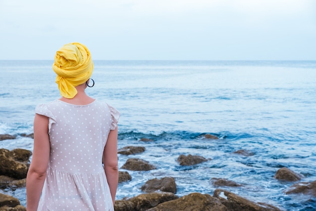 Coup de mise au point sélective d'une jeune femme se relaxant au bord de la mer