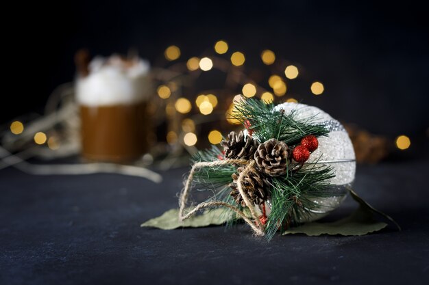 Coup de mise au point sélective d'ornement de Noël décoratif