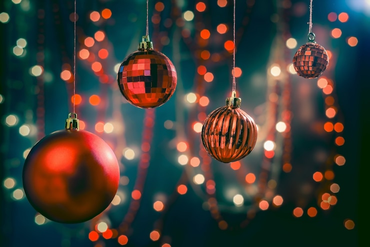 Photo gratuit coup de mise au point sélective d'ornements et de décorations de noël