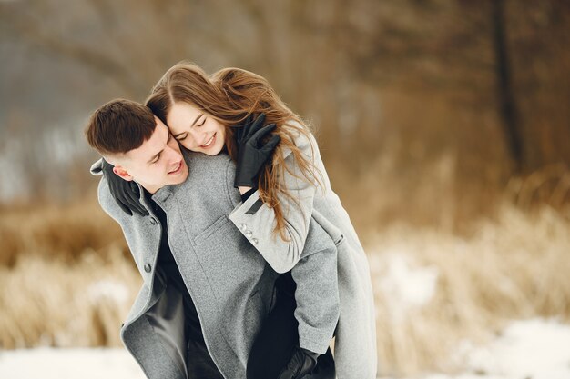 Coup de mode de vie d'un couple marchant dans la forêt enneigée. Les gens qui passent des vacances d'hiver à l'extérieur.