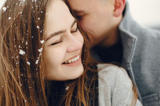 Coup de mode de vie d'un couple marchant dans la forêt enneigée. Les gens qui passent des vacances d'hiver à l'extérieur.