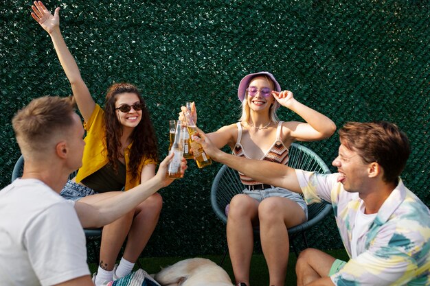 Coup moyen amis heureux faisant la fête ensemble