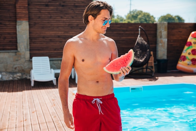 Coup moyen bel homme à la piscine