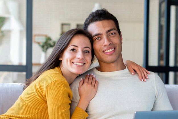 Coup moyen de charmant couple souriant