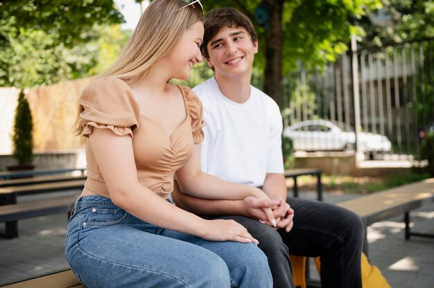 Coup moyen couple assis sur un banc