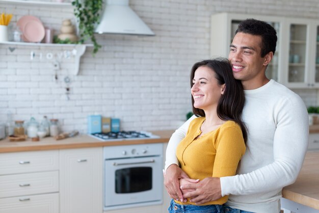 Coup moyen de couple charmant dans la cuisine