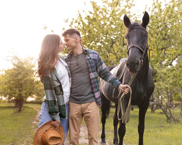 Coup moyen couple et cheval