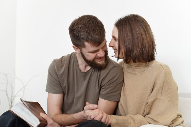 Coup moyen couple chrétien avec bible