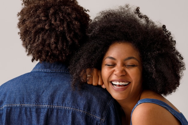 Coup moyen couple avec des coiffures afro