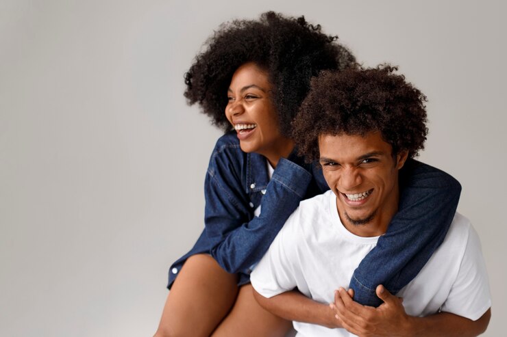 Photo gratuit coup moyen couple avec des coiffures afro