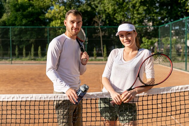 Coup moyen couple sur un court de tennis