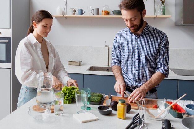 Coup moyen en couple cuisinant à la maison