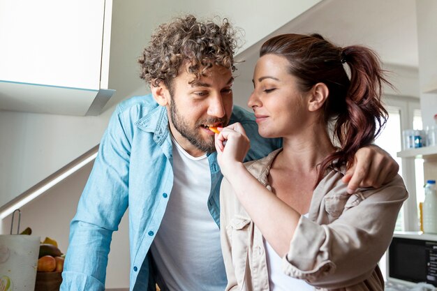 Coup moyen de couple dans la cuisine