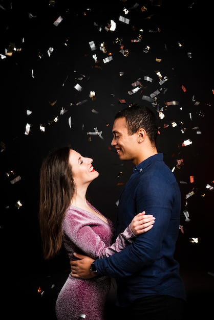 Photo gratuite coup moyen de couple embrassé pour le nouvel an