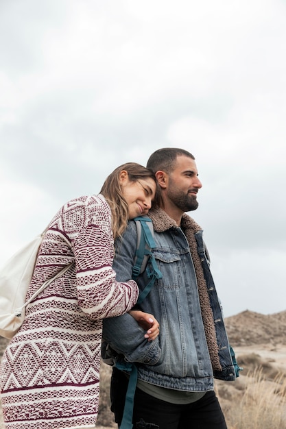 Coup moyen couple heureux à l'extérieur