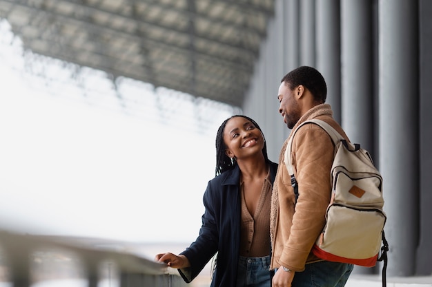 Coup moyen couple heureux à l'extérieur