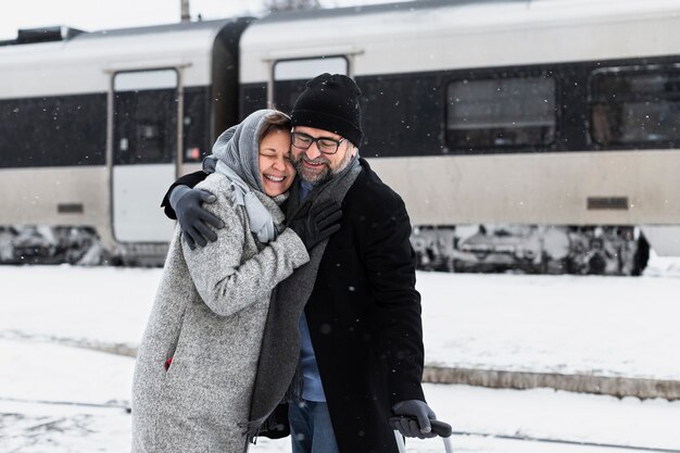 Coup moyen couple heureux à l'extérieur