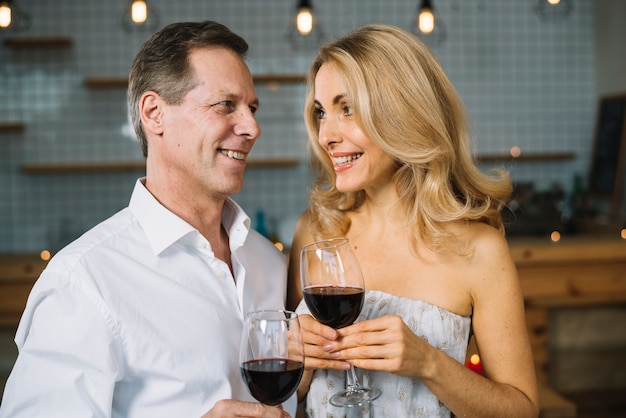 Coup moyen de couple marié buvant du vin