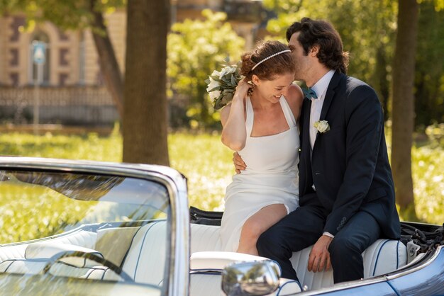 Coup moyen couple marié sur voiture