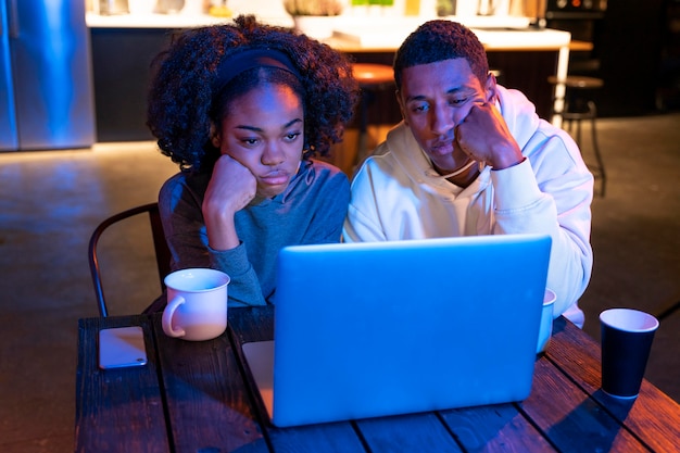 Coup moyen couple avec ordinateur portable