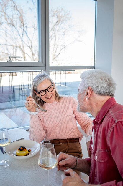 Coup moyen couple de personnes âgées avec dessert