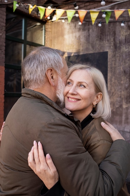 Photo gratuite coup moyen couple de personnes âgées étreignant