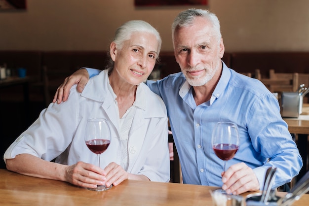 Coup moyen couple posant au restaurant