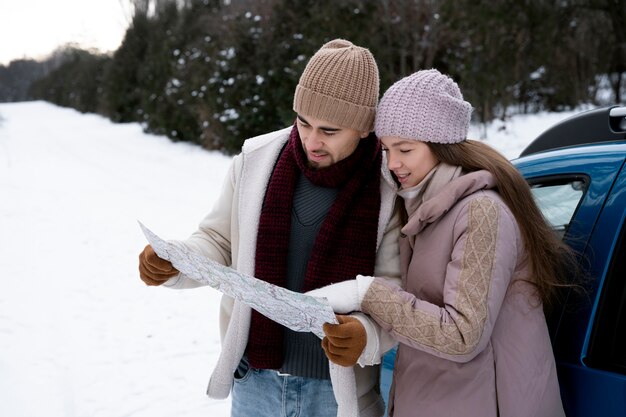 Coup moyen couple regardant la carte