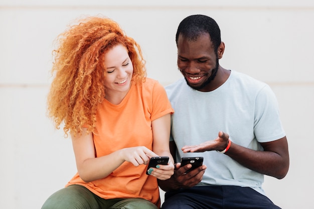 Coup moyen d'un couple se moquer des téléphones