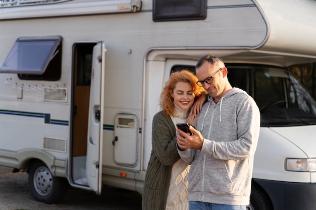 Coup moyen couple avec smartphone